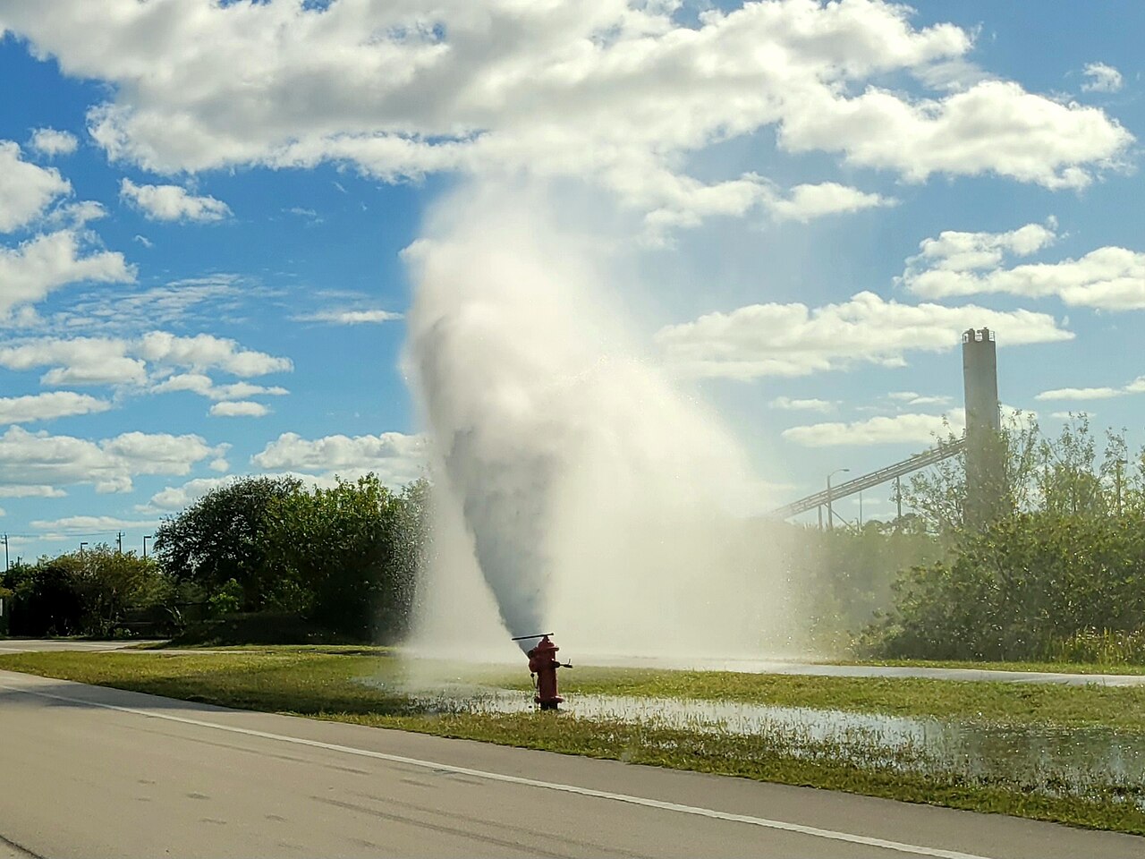 Vero Beach &mdash; Broken fire hydrant leak high-pressure water spout (2023, Vero Beach, Florida) 01