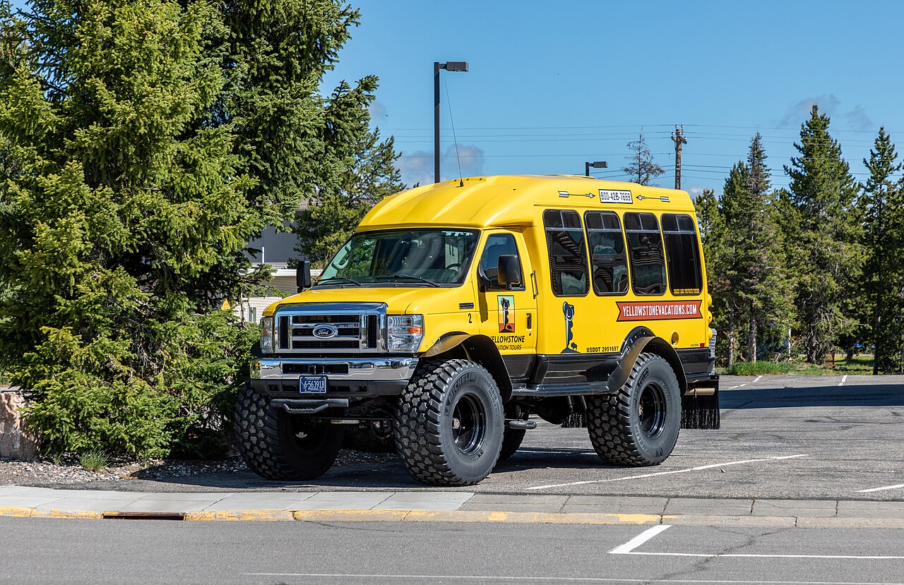 West Yellowstone — West Yellowstone (MT, USA), Yellowstone Avenue, Bus der Yellowstone Vacation Tours -- 2022 -- 2380