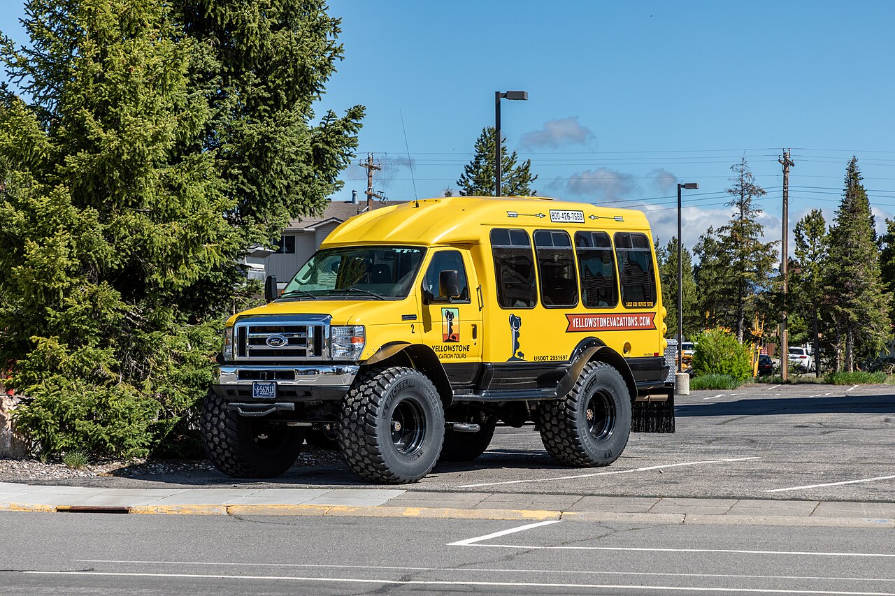 West Yellowstone — West Yellowstone (MT, USA), Yellowstone Avenue, Bus der Yellowstone Vacation Tours -- 2022 -- 2382