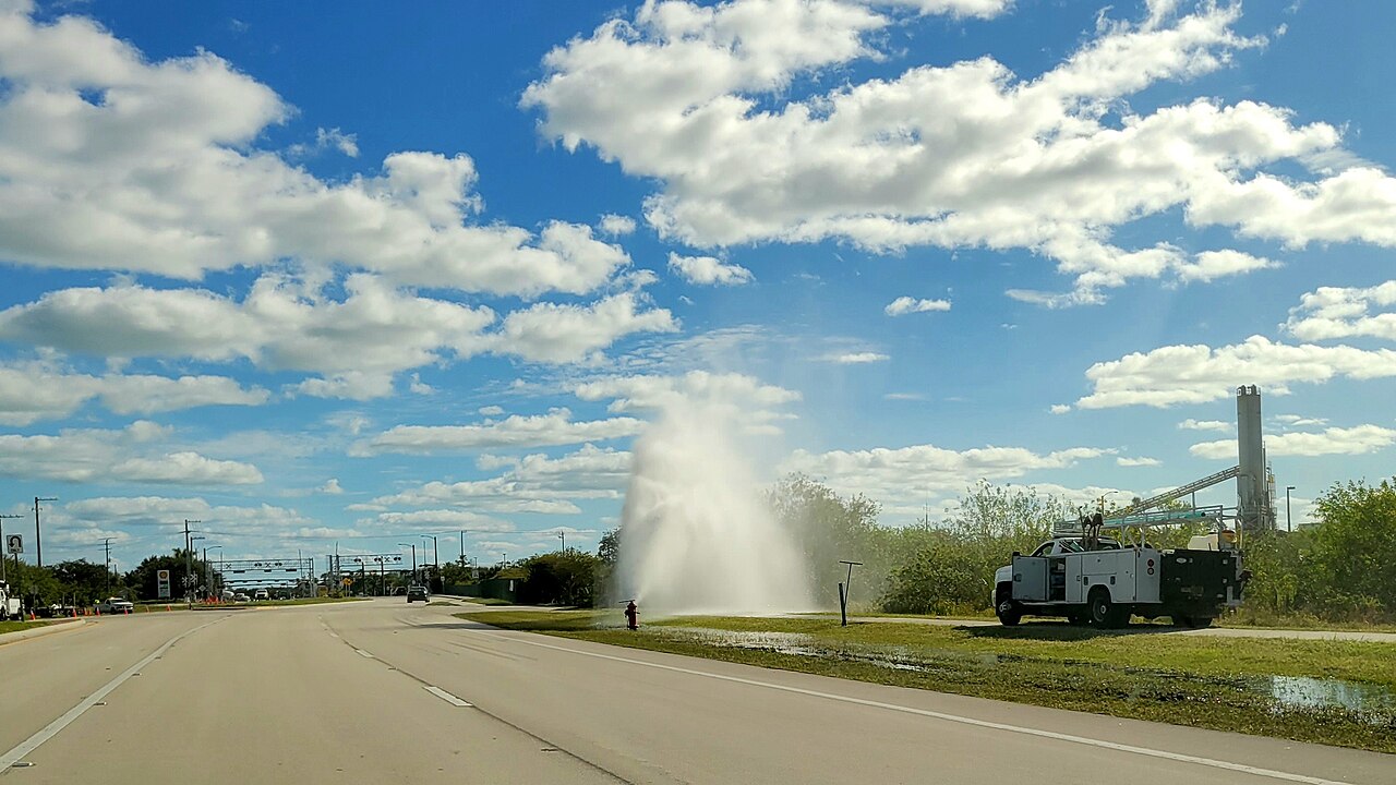 Vero Beach &mdash; Broken fire hydrant leak high pressure water spout (2023, Vero Beach, Florida) 02
