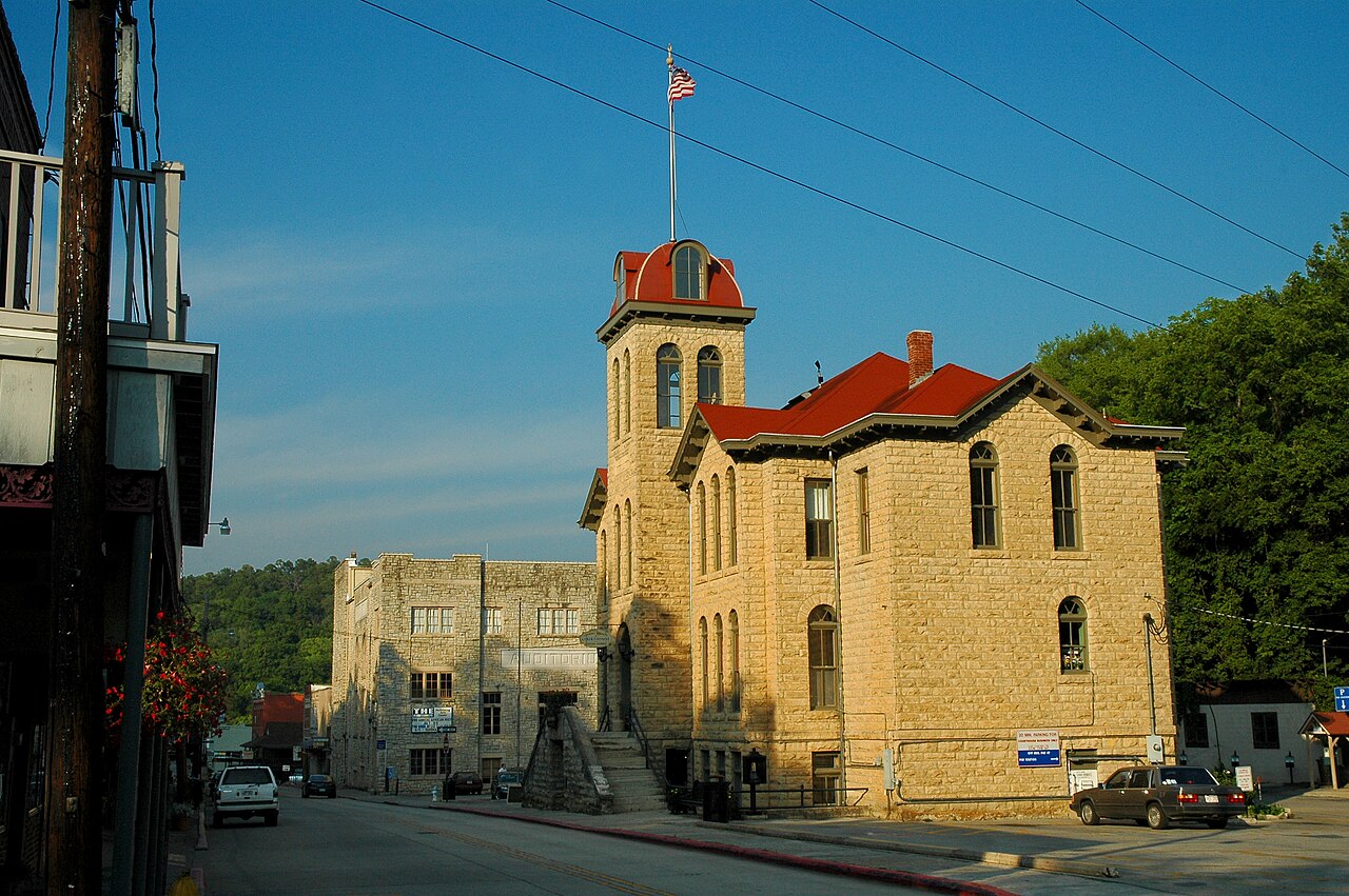 Eureka Springs &mdash; Carroll county arkansas courthouse eureka springs