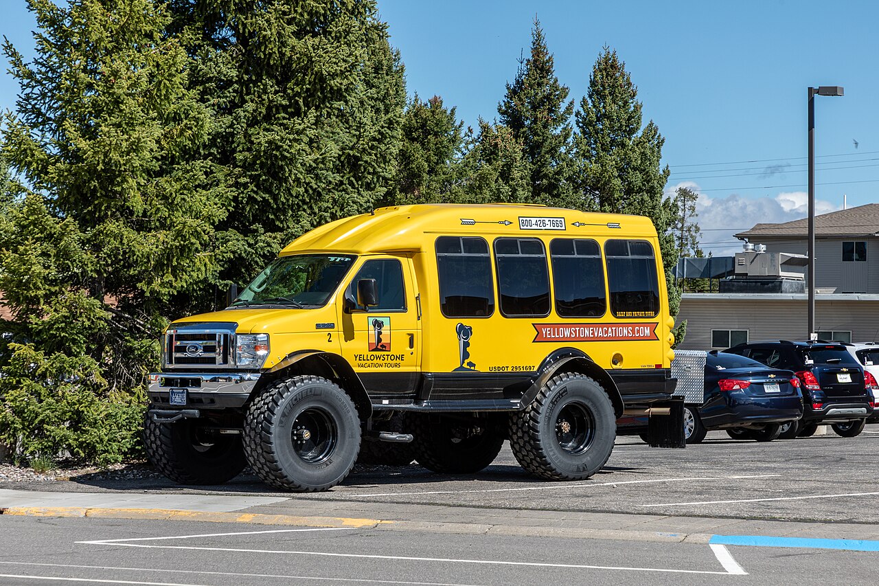 West Yellowstone — West Yellowstone (MT, USA), Yellowstone Avenue, Bus der Yellowstone Vacation Tours -- 2022 -- 2383