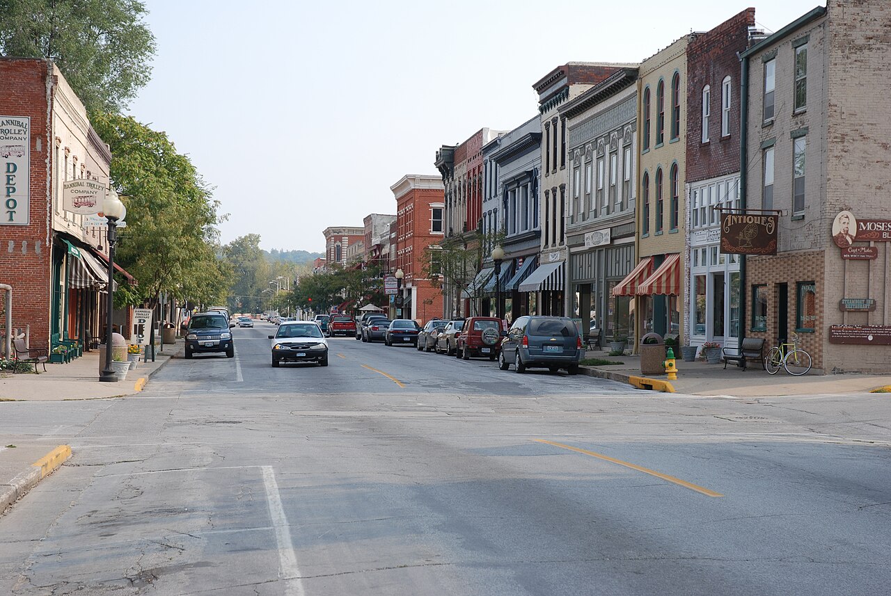 Hannibal &mdash; Main Street Hannibal Missouri southwards